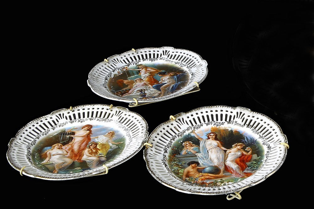 Antico servizio composto da 6 piatti  in porcellana bianca austriaca