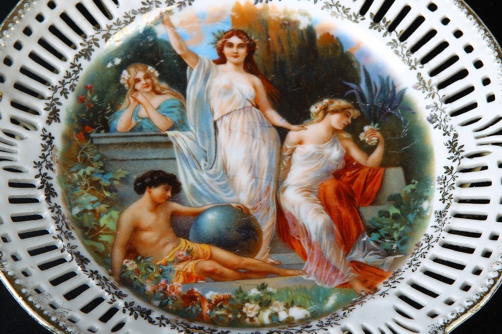 Antico servizio composto da 6 piatti  in porcellana bianca austriaca
