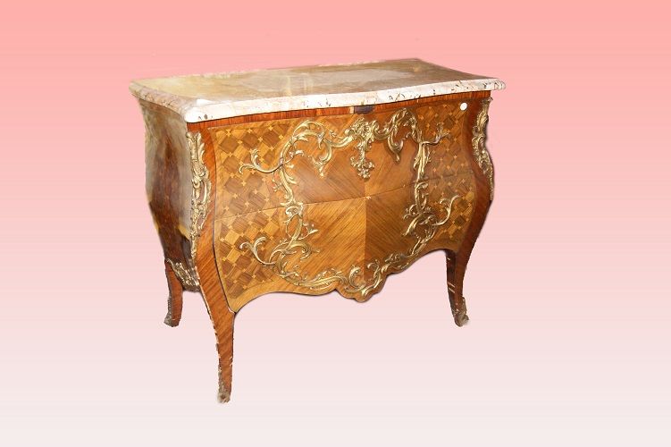 Ricco e stupendo Comò Luigi XV intarsiato del 1800 marmo e bronzo