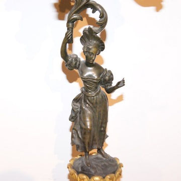 Coppia di stupendi candelabri con sculture in bronzo