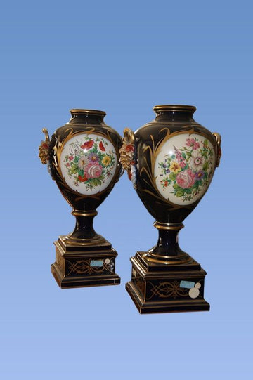Paire de grands vases et fleurs antiques en porcelaine bleue du 19ème siècle, France