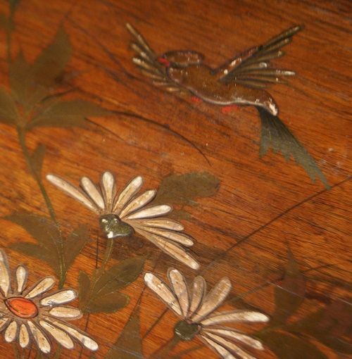 Antico tavolino Liberty art nouveau francese con fiori e uccelli