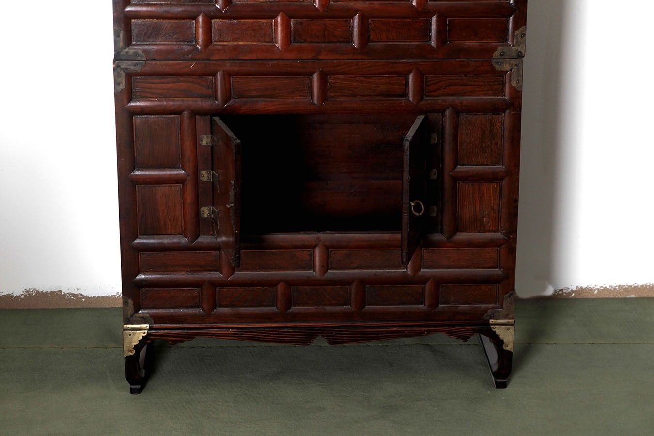 Antica credenza doppio corpo coreana del 1900 in legno orientale