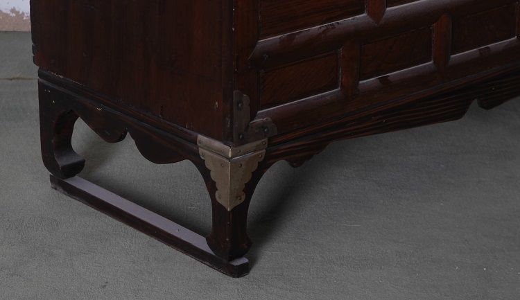 Antica credenza doppio corpo coreana del 1900 in legno orientale