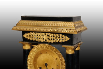 Pendule de table antique de style Empire français des années 1800