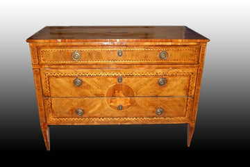 Antique Italian Maggiolini chest of drawers from the 1700s, veneered and inlaid