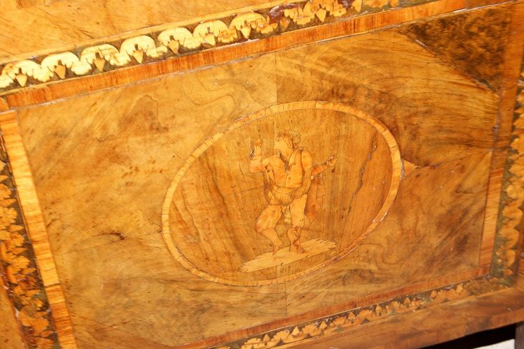 Antico cassettone Maggiolini italiano del 1700 lastronato e intarsiato