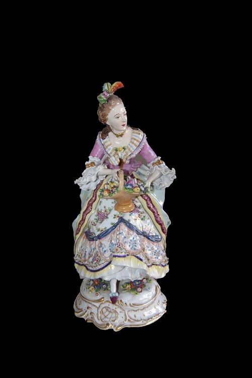 Sculpture d'une noble du 19ème siècle en porcelaine de Capodimonte et fleurs