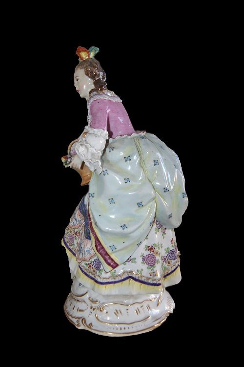 Sculpture of a noblewoman from the 19th century in Capodimonte