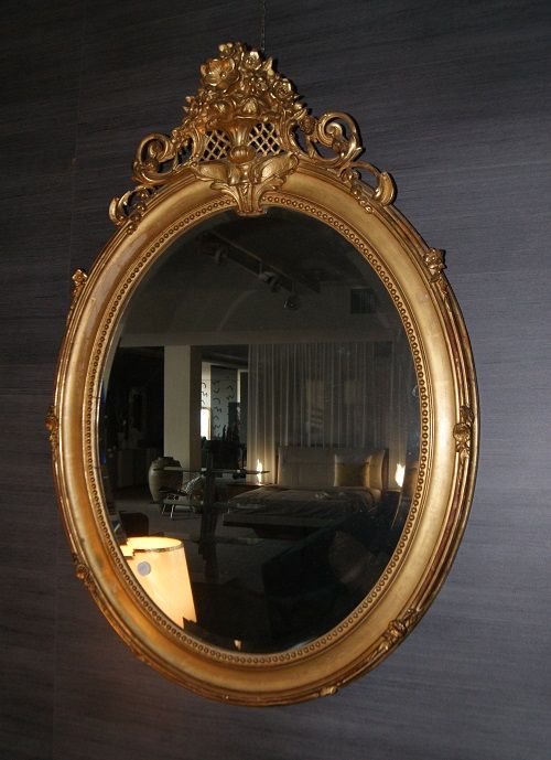 Specchiera ovale verticale con cimasa foglia oro del 1800 francese