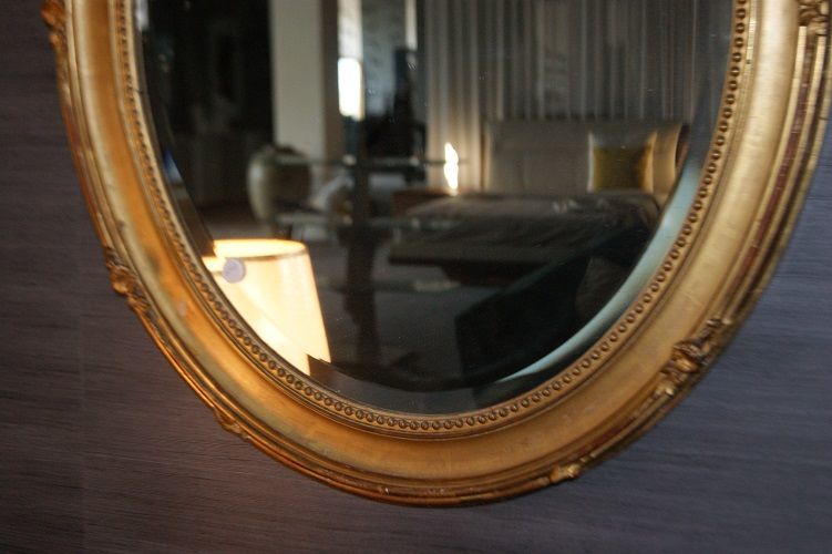 Specchiera ovale verticale con cimasa foglia oro del 1800 francese
