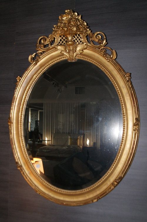Specchiera ovale verticale con cimasa foglia oro del 1800 francese