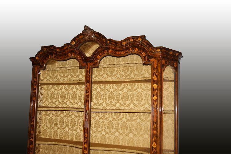 Antica vetrina olandese del 1700 in noce riccamente intarsiata restaurata
