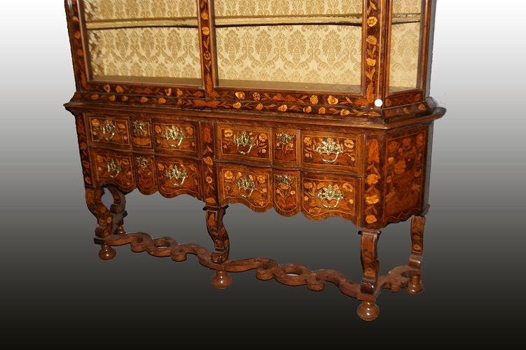 Antica vetrina olandese del 1700 in noce riccamente intarsiata restaurata