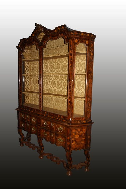 Antica vetrina olandese del 1700 in noce riccamente intarsiata restaurata