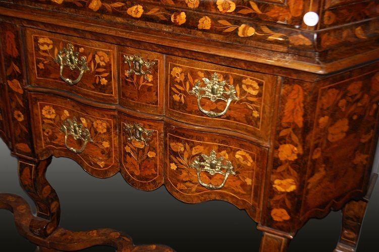Antica vetrina olandese del 1700 in noce riccamente intarsiata restaurata