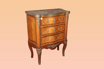 Petite commode de style Transition française en acajou avec marbre et bronzes