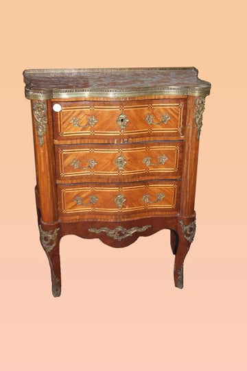 Petite commode de style Transition française en acajou avec marbre et bronzes