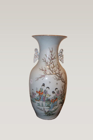 Vase chinois ancien des années 1800 en porcelaine blanche à décor de personnages