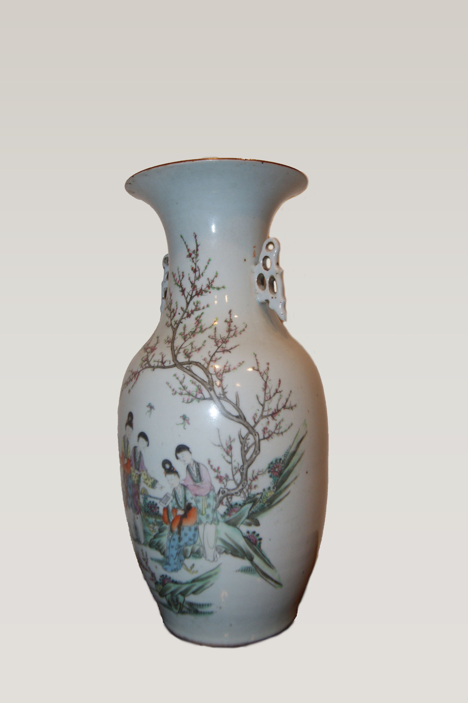 Antico vaso cinese del 1800 in porcellana bianca decorata personaggi