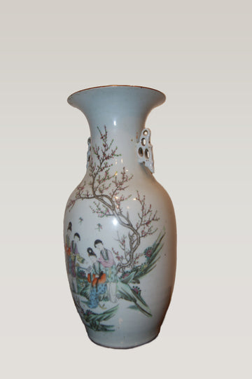 Vase chinois ancien des années 1800 en porcelaine blanche à décor de personnages