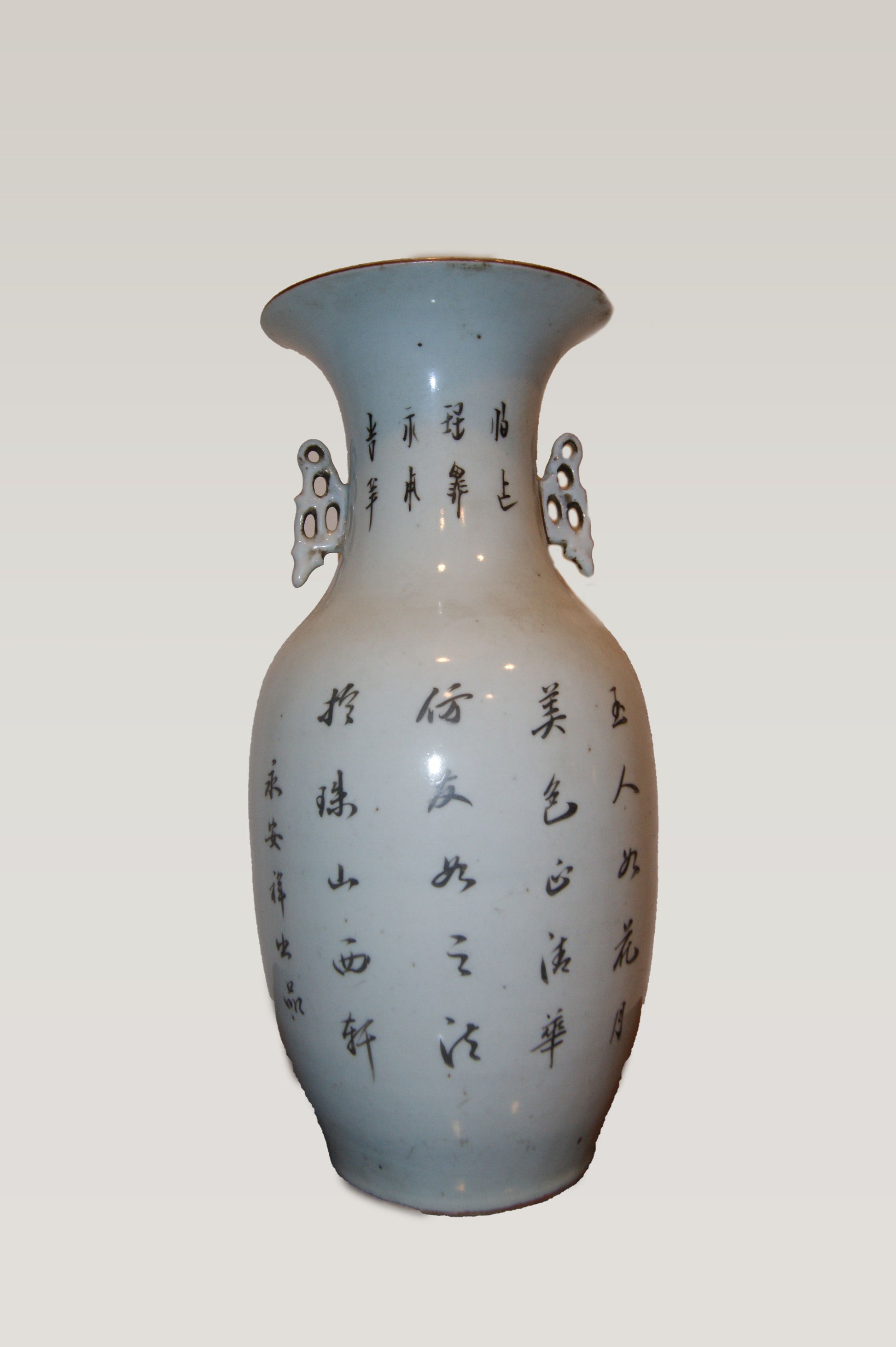 Antico vaso cinese del 1800 in porcellana bianca decorata personaggi
