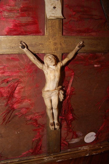 Crocifisso del 1700 con cristo in avorio con cornice dorata