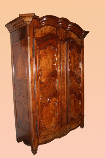 Grande armoire ancienne des années 1700 en noyer de style provençal français