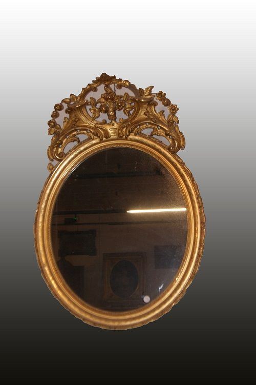 Antica specchiera dorata ovale verticale del 1800 con cimasa francese