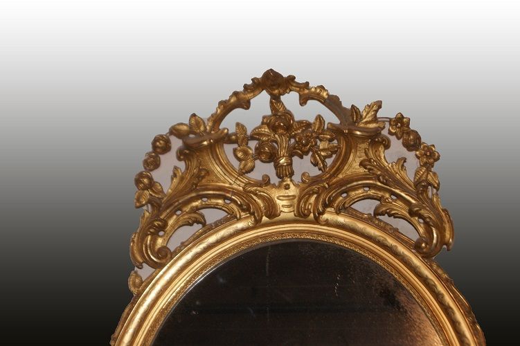 Antica specchiera dorata ovale verticale del 1800 con cimasa francese