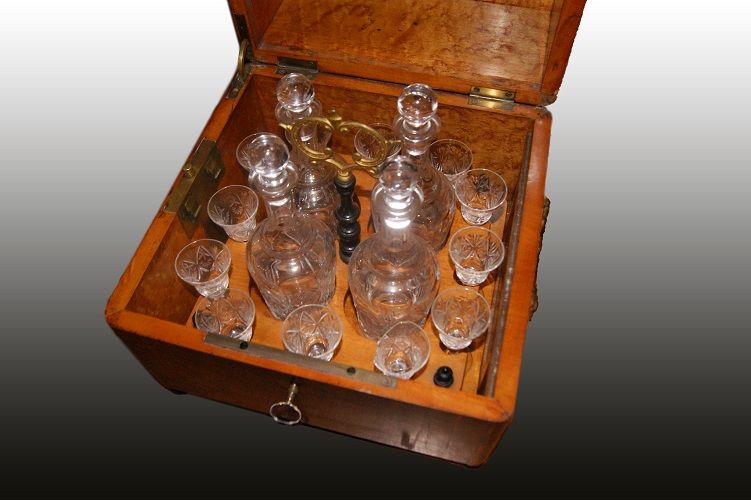Antica scatola porta liquori del 1800 completa di bottiglie bicchieri