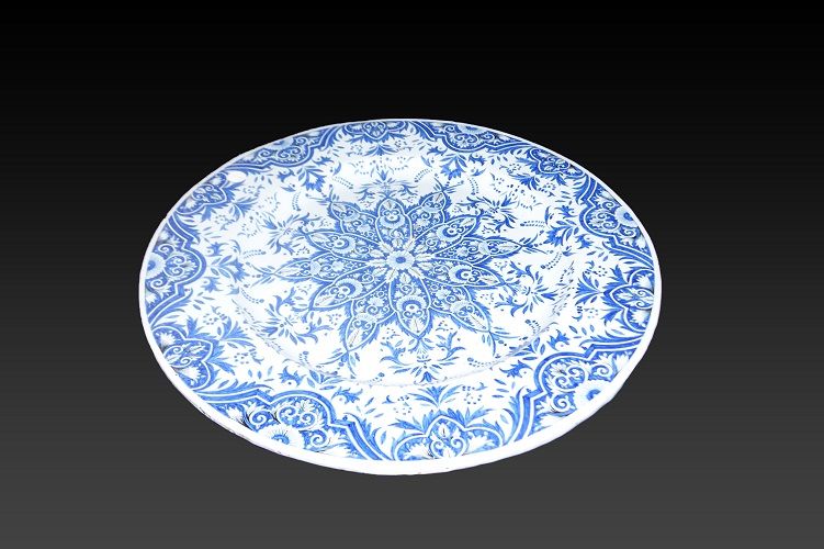 Grande piatto del 1800 in ceramica decorata blu su fondo bianco