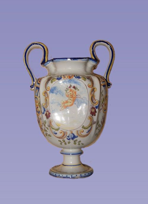 Coppia di vasi francesi del 1800 in ceramica bianca decorata blu e con putti