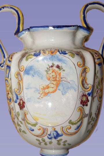 Paire de vases français du 19ème siècle en céramique blanche à décor de bleu et d'angelots
