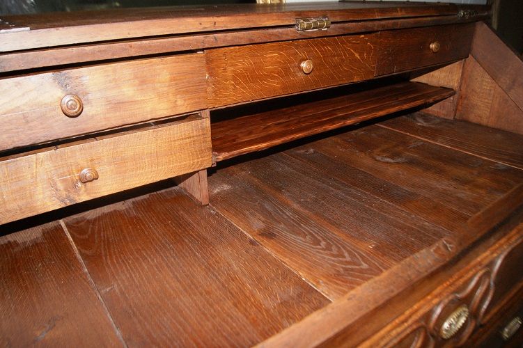 Antica ribalta francese del 1700 in rovere con intagli e ottoni