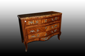 Antique chest of drawers from 1800. Transition with marble and bronzes