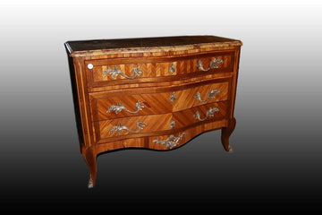 Antique chest of drawers from 1800. Transition with marble and bronzes