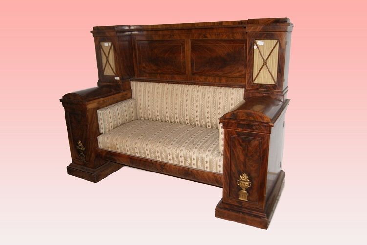 Divano Biedermeier del 1800 in mogano con vetrina Nord Europa