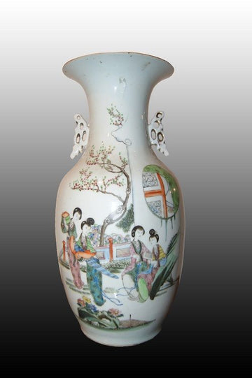 Vase en porcelaine chinoise du 19ème siècle à décor de personnages féminins