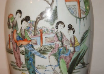 Vase en porcelaine chinoise du 19ème siècle à décor de personnages féminins