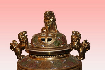 Vase brûlant d'essence doré japonais antique des années 1800 avec des personnages
