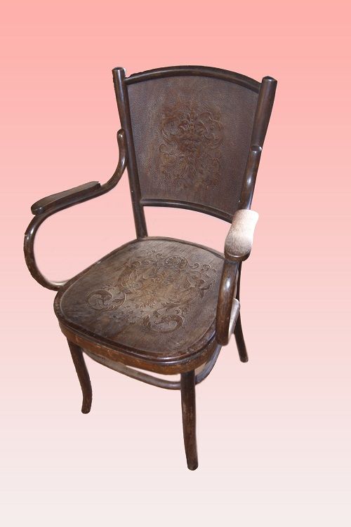 Antica poltrona Thonet di inizio 1900 con stampati leoni e cherubini