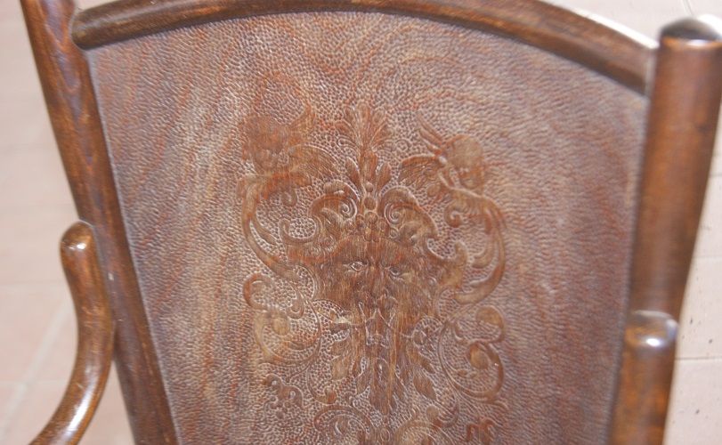 Antica poltrona Thonet di inizio 1900 con stampati leoni e cherubini