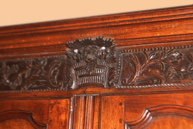 Armadio francese del 1700 stile Provenzale in legno di ciliegio con ricchi intagli due ante chiuse 