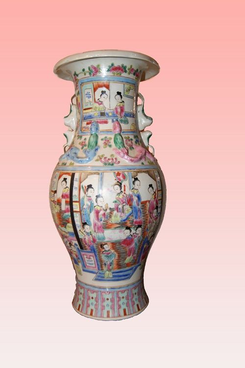 Vaso cinese del 1800 in porcellana riccamente decorato con personaggi e scena di interno