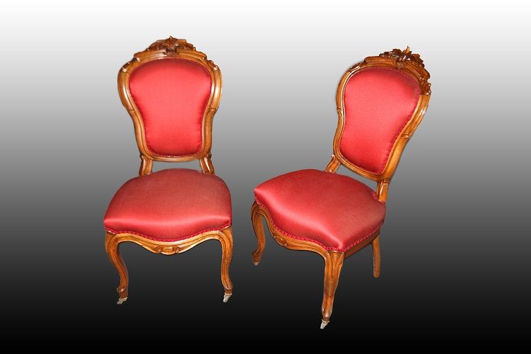 Gruppo di 4 sedie antiche in legno di noce restaurate e ritappezzate