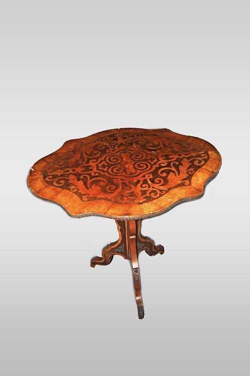 Antico tavolino a vela francese smerlato del 1800 con intarsi.