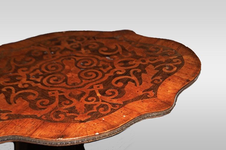 Antico tavolino a vela francese smerlato del 1800 con intarsi