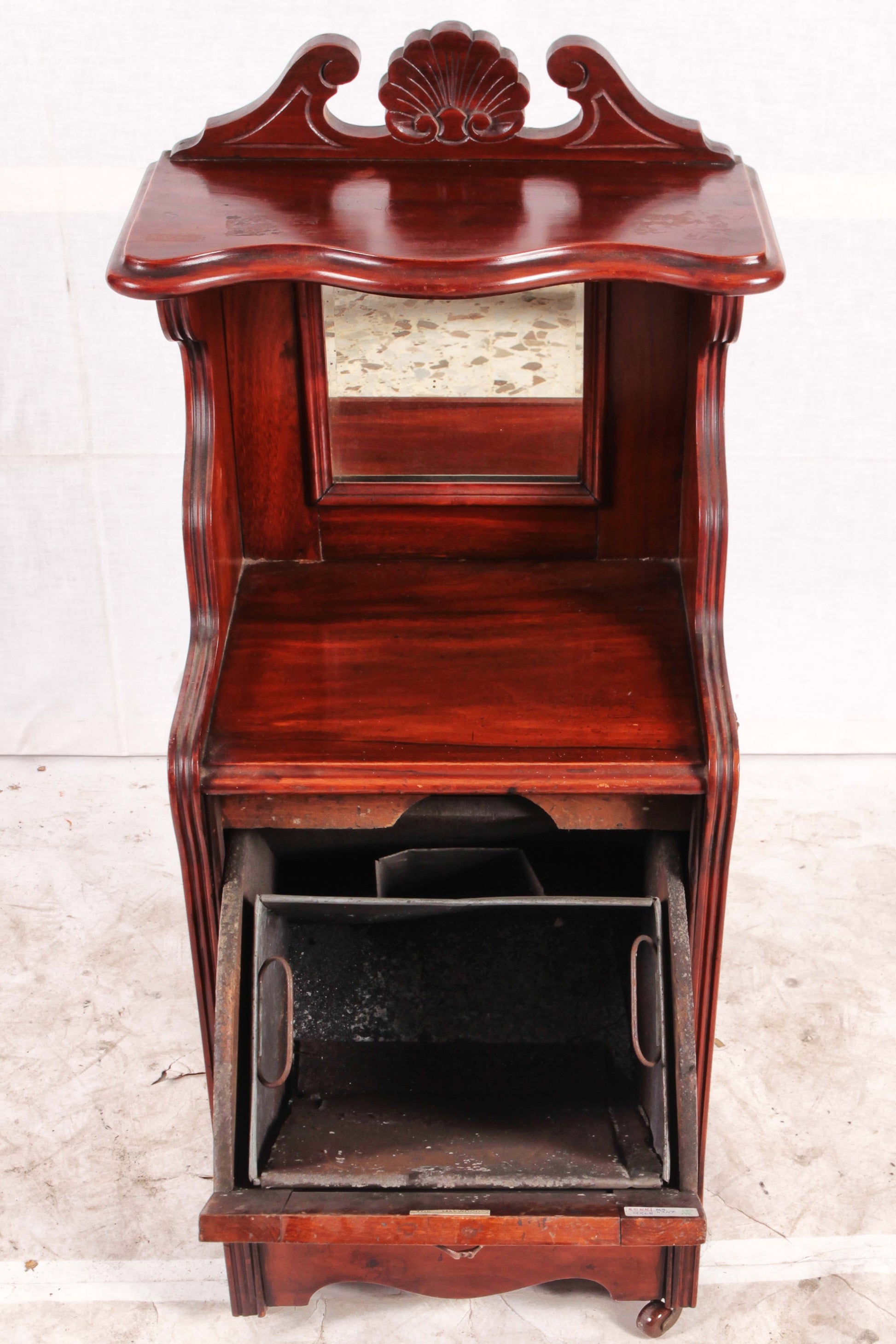 Antico mobile portacarbone inglese del 1900 in noce intagliato