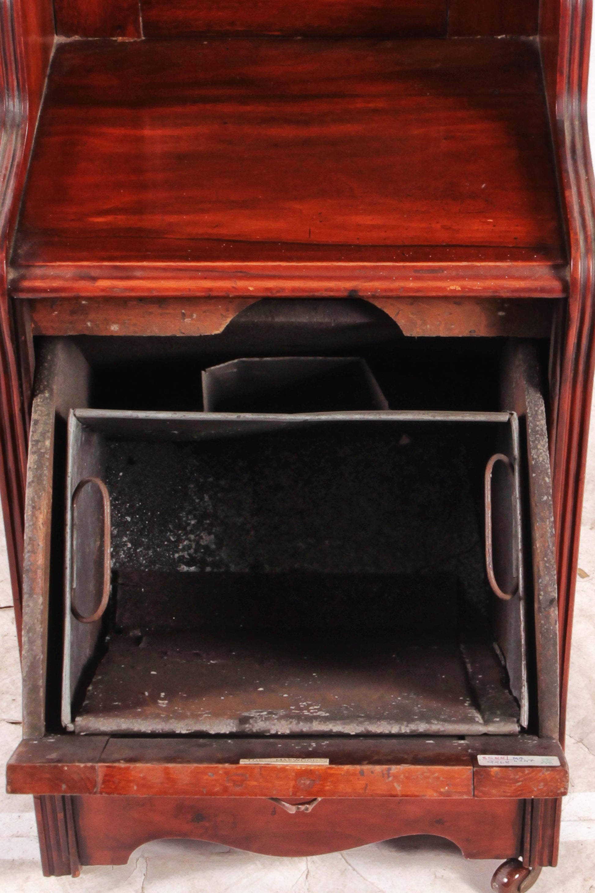 Antico mobile portacarbone inglese del 1900 in noce intagliato